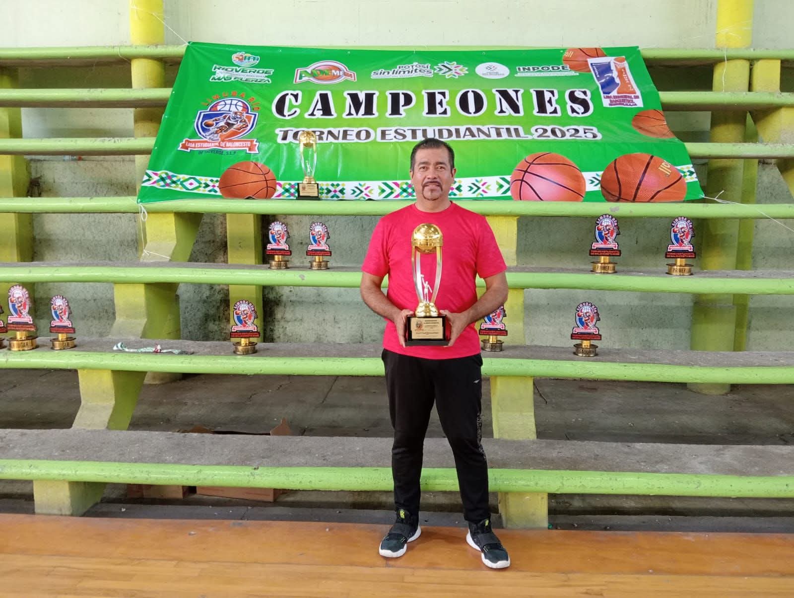 🏆PROFE MARCO RECIBE EMOTIVO PREMIO AL MÉRITO DEPORTIVO DE LA LIMUBA RIOVERDE🏀