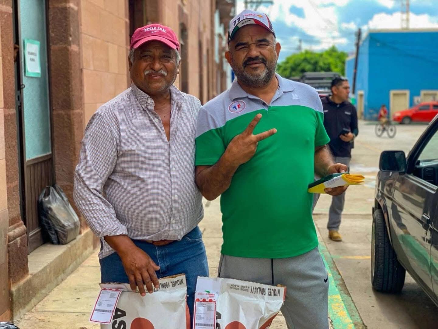 Se llevó acabo la entrega de semilla de sorgo a productores de el municipio de Rayón .
