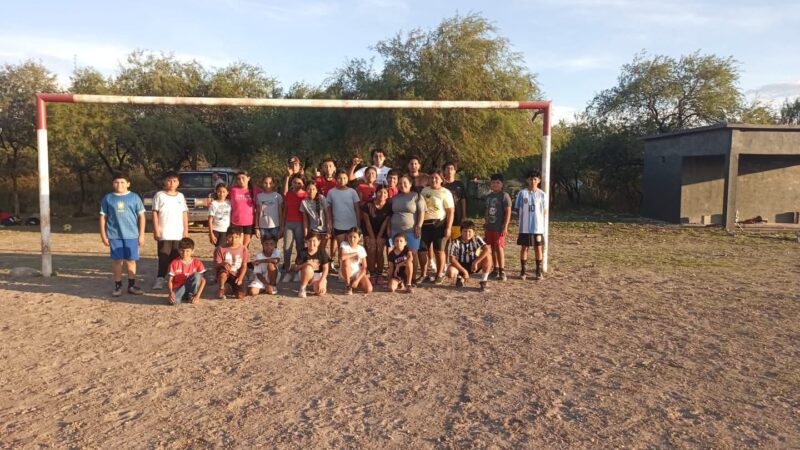 JOVENES IMPULSAN EL FUTBOL EN EL CERRITO DE LA CRUZ, EN RAYÓN.