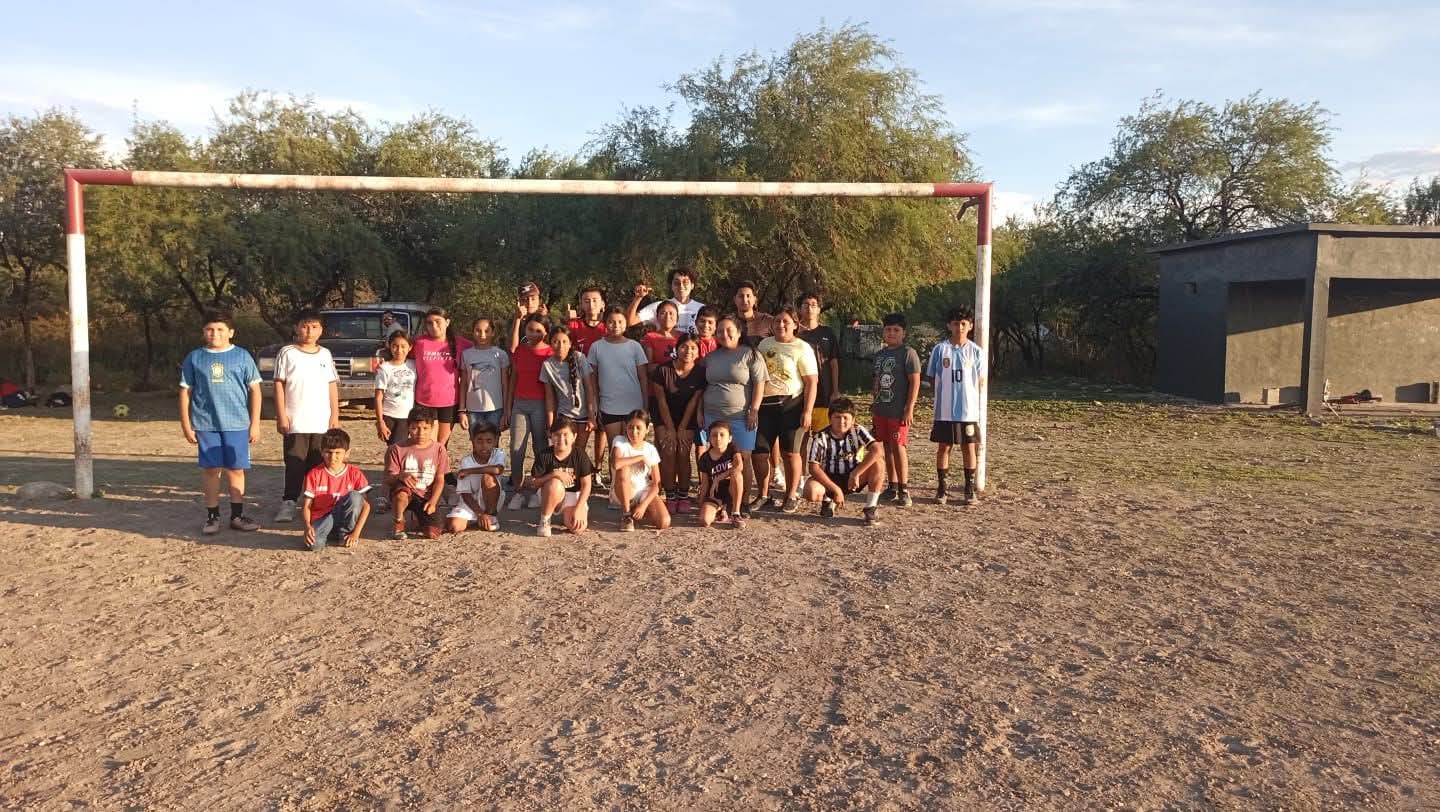 JOVENES IMPULSAN EL FUTBOL EN EL CERRITO DE LA CRUZ, EN RAYÓN.