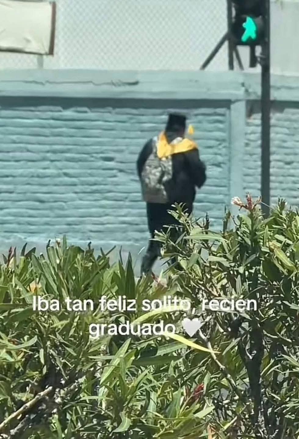 Caminaba solo con su toga de graduación… pero no pasó desapercibido.