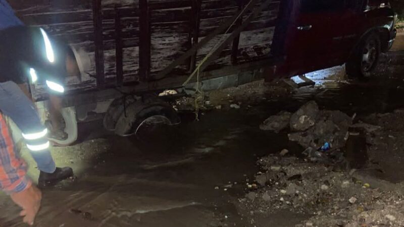 ¡Trago amargo en Cárdenas! Camioneta Cae en Enorme Bache Oculto por Lluvias en Pleno Centro