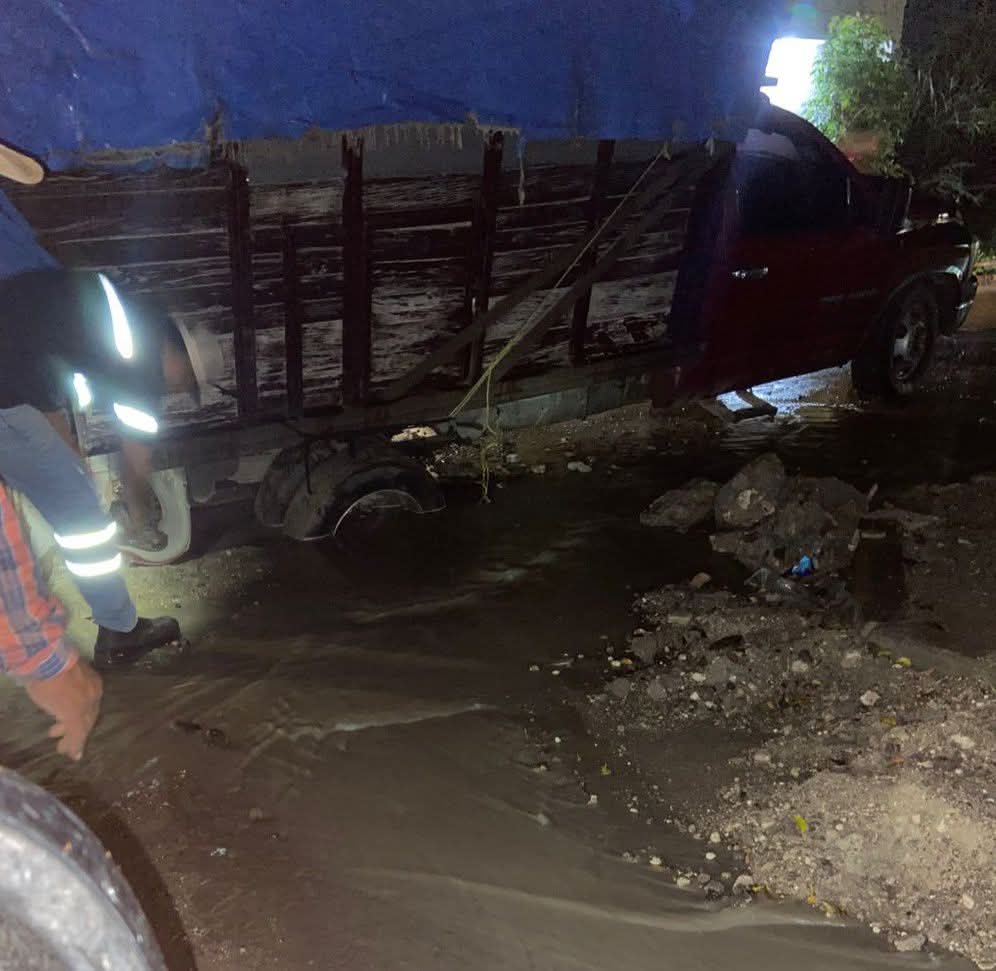¡Trago amargo en Cárdenas! Camioneta Cae en Enorme Bache Oculto por Lluvias en Pleno Centro