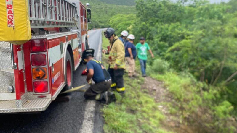 Automóvil Cae a Barranco en la Carretera Federal 70; Familia Rescatada
