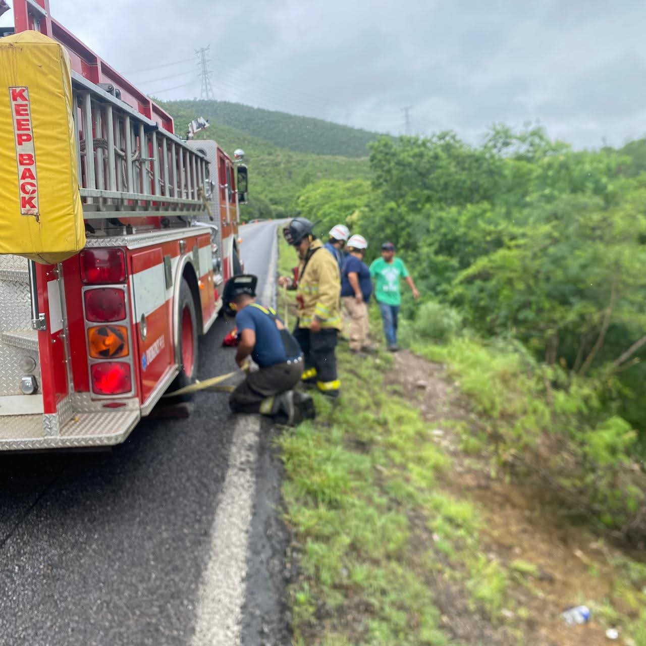 Automóvil Cae a Barranco en la Carretera Federal 70; Familia Rescatada