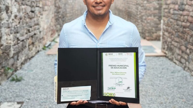 PROFE MILTON RECIBE PREMIO MUNICIPAL POR PARTE DE LA SEER, REPRESENTANDO A CÁRDENAS