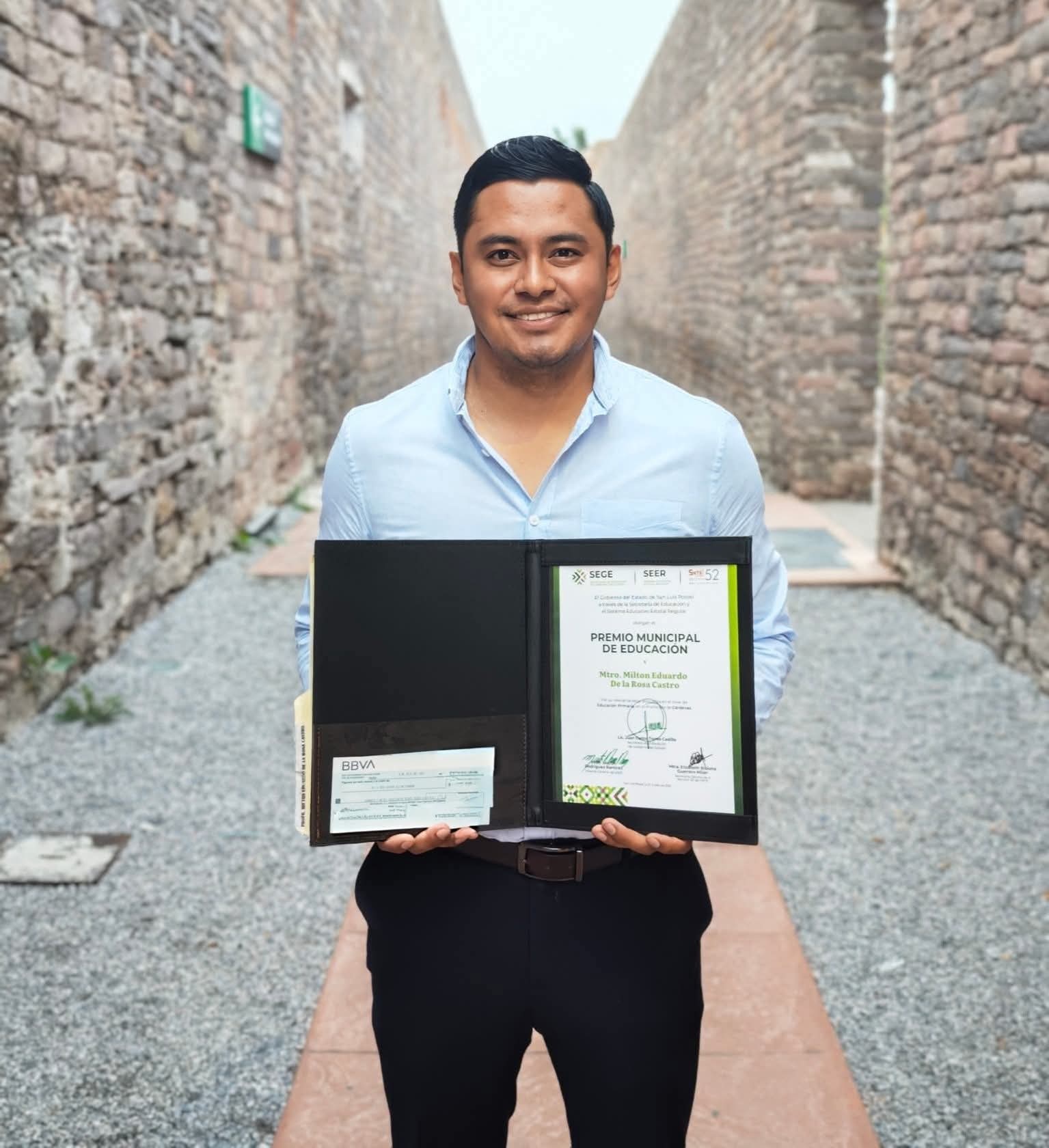 PROFE MILTON RECIBE PREMIO MUNICIPAL POR PARTE DE LA SEER, REPRESENTANDO A CÁRDENAS