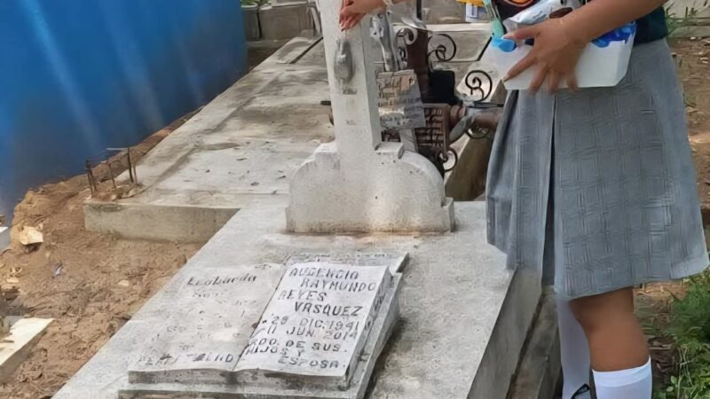 “¡Lo logré, papi!” Una emotiva escena se vivió tras una ceremonia de graduación en secundaria.