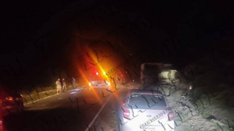 Vuelca camión en acceso a ejido Palomas, Ciudad del Maíz