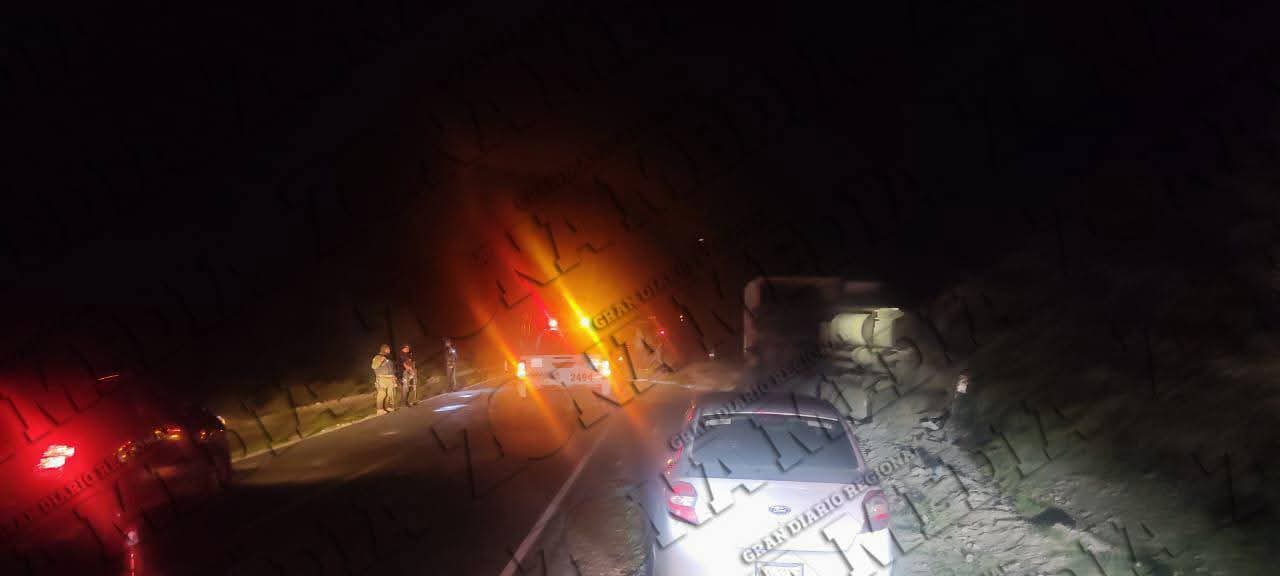 Vuelca camión en acceso a ejido Palomas, Ciudad del Maíz