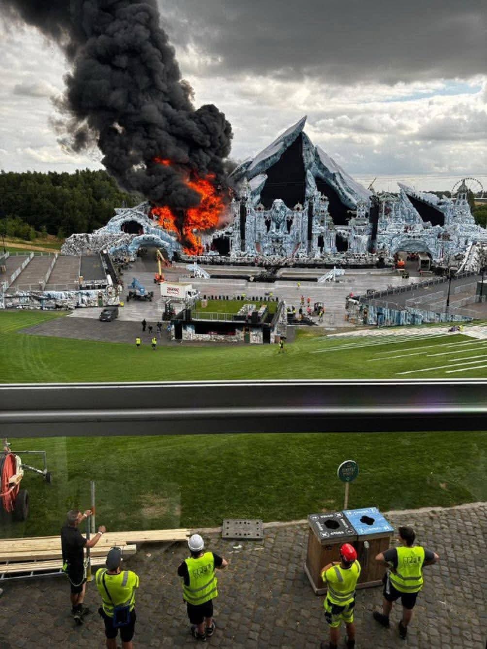 ULTIMA HORA SE INCENDIA EL ESCENARIO PRINCIPAL DE TOMORROWLAND 2025