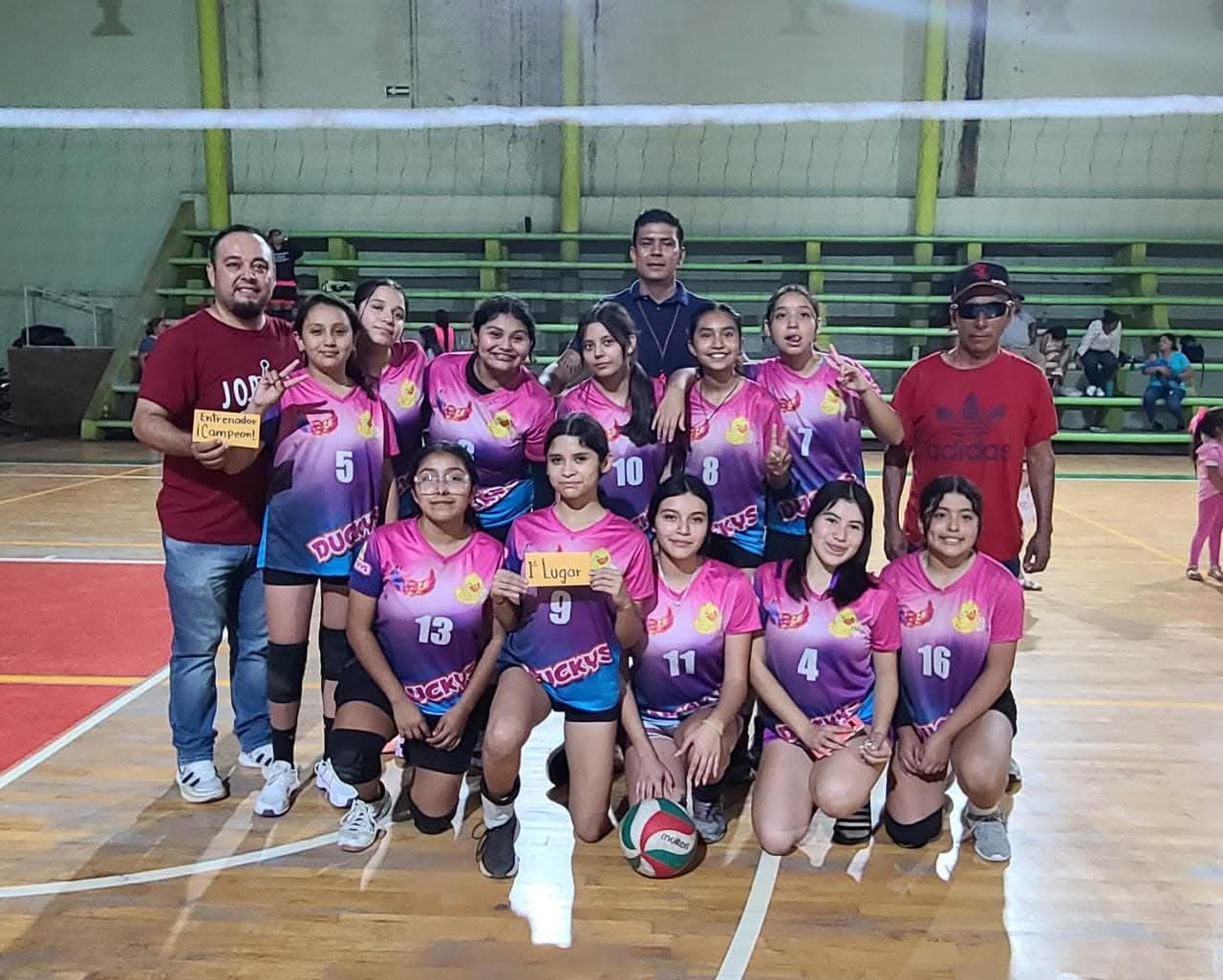 Primer lugar en la categoría mayor de jovencitas.
