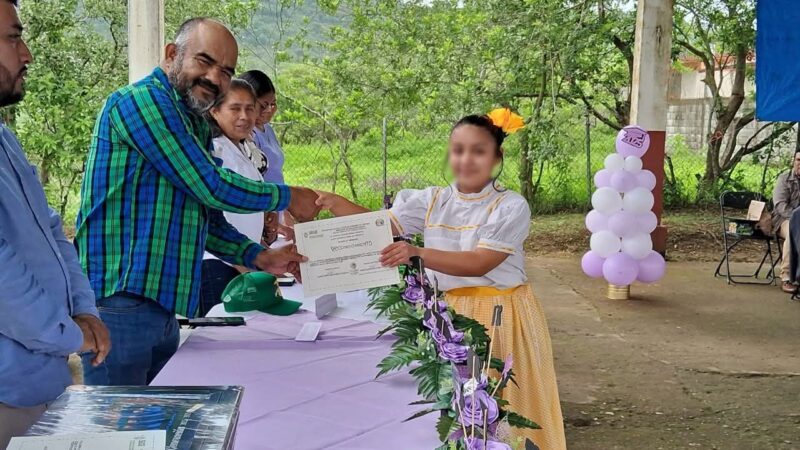 🎓 El Presidente Municipal, Baltazar Tello Pérez, apadrina generación 2022-2025 de la Telesecundaria “5 de Mayo” en Tierras Coloradas