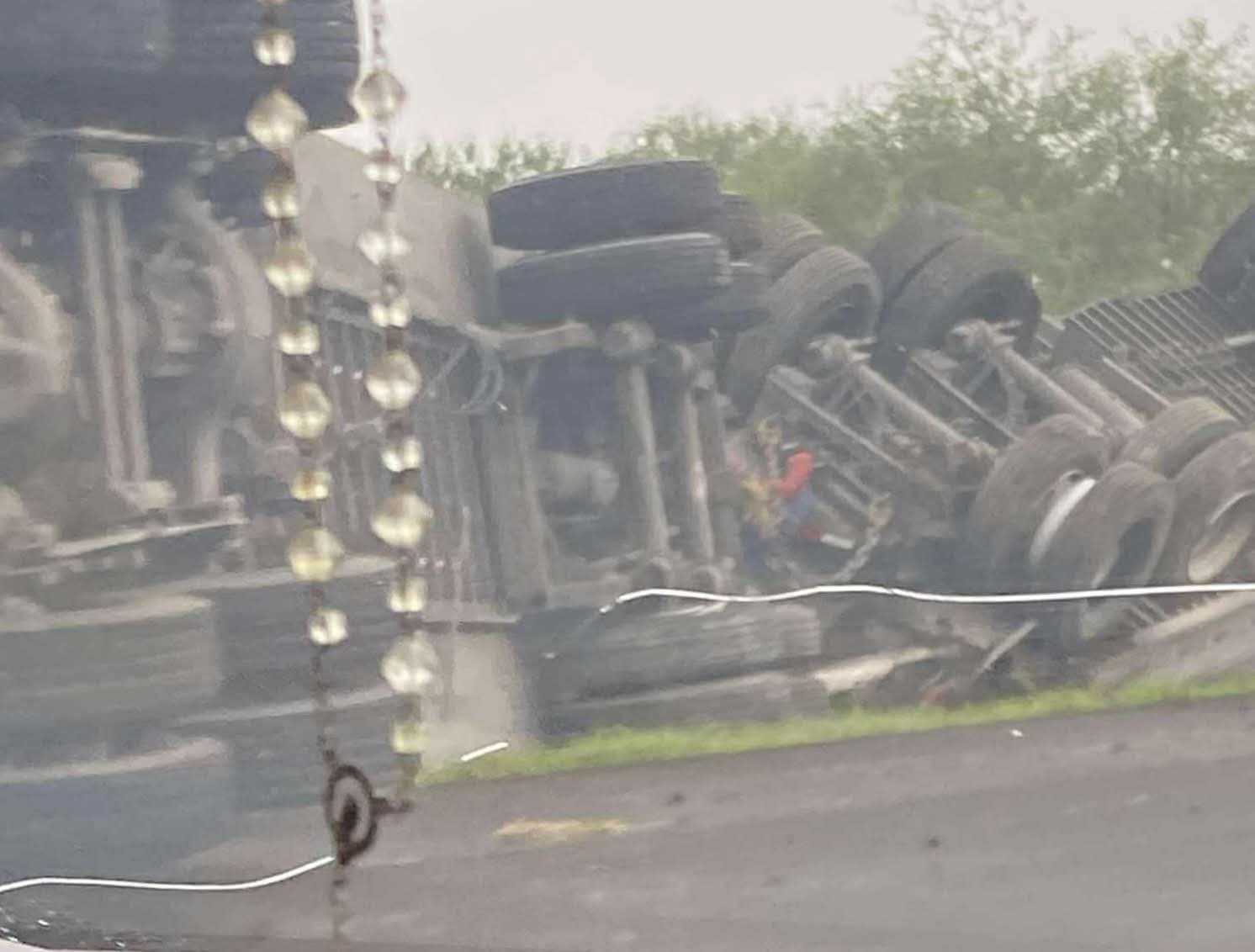 PRECAUCIÓN TRAILER SUFRE ACCIDENTE RIOVERDE-SAN LUIS POTOSI!!!