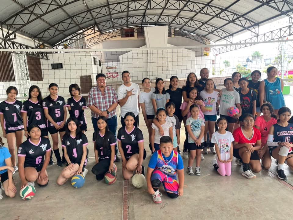 ¡Entrega de Uniformes a la Escuela de Voleibol Municipal!