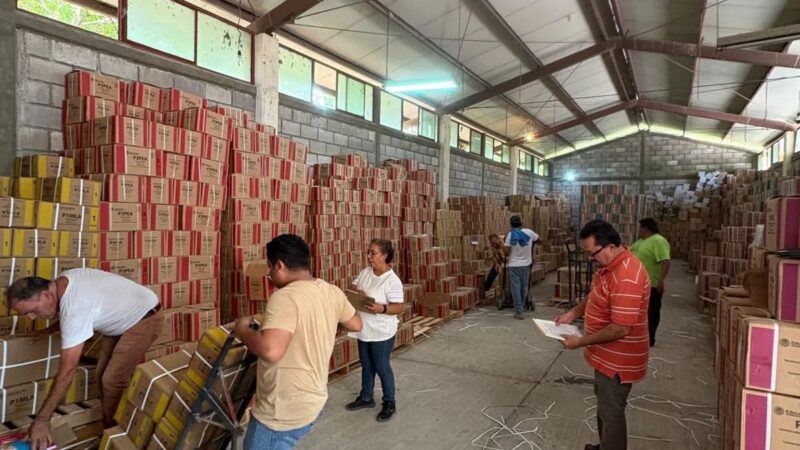 Avanza distribución de libros y útiles escolares para el ciclo escolar 2025-2026.