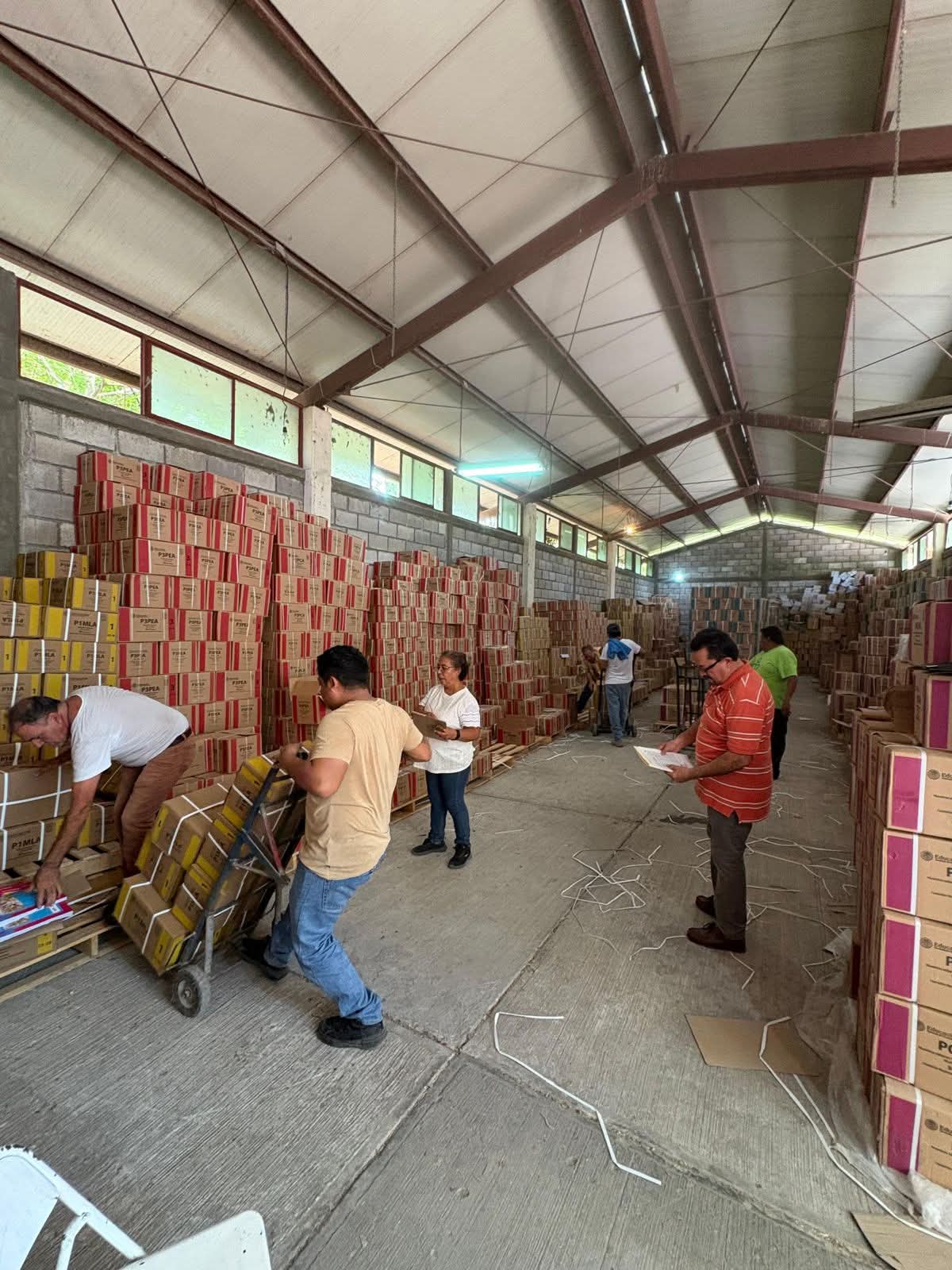 Avanza distribución de libros y útiles escolares para el ciclo escolar 2025-2026.