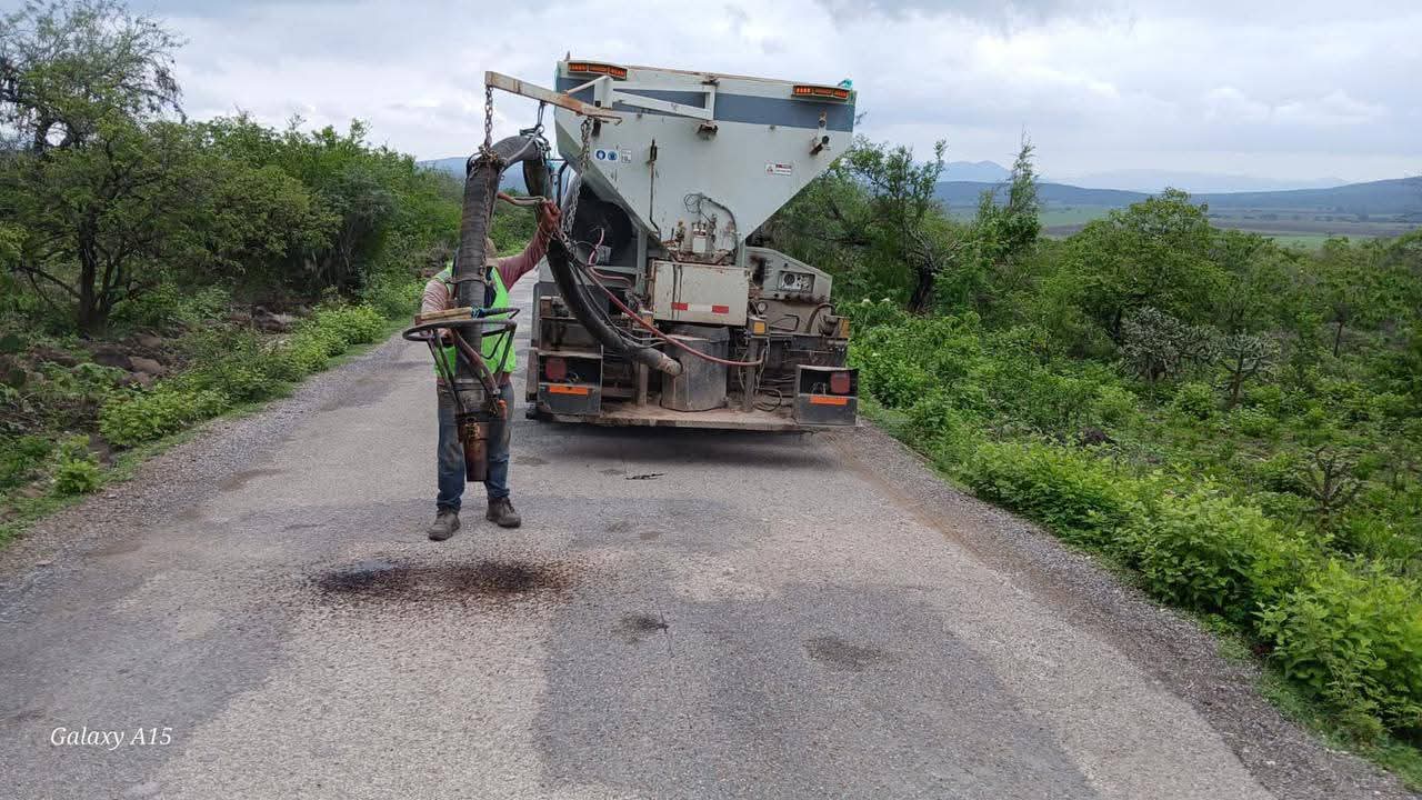 GOBIERNO ESTATAL CONTINÚA CON ACCIONES DE MEJORAMIENTO EN CAMINOS DE RAYÓN✅️