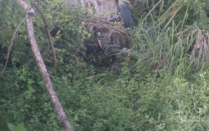Taxi cae a un barranco en la carretera libre Valles-Rioverde; tres personas resultan lesionadas