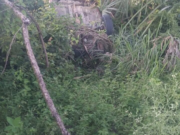 Taxi cae a un barranco en la carretera libre Valles-Rioverde; tres personas resultan lesionadas