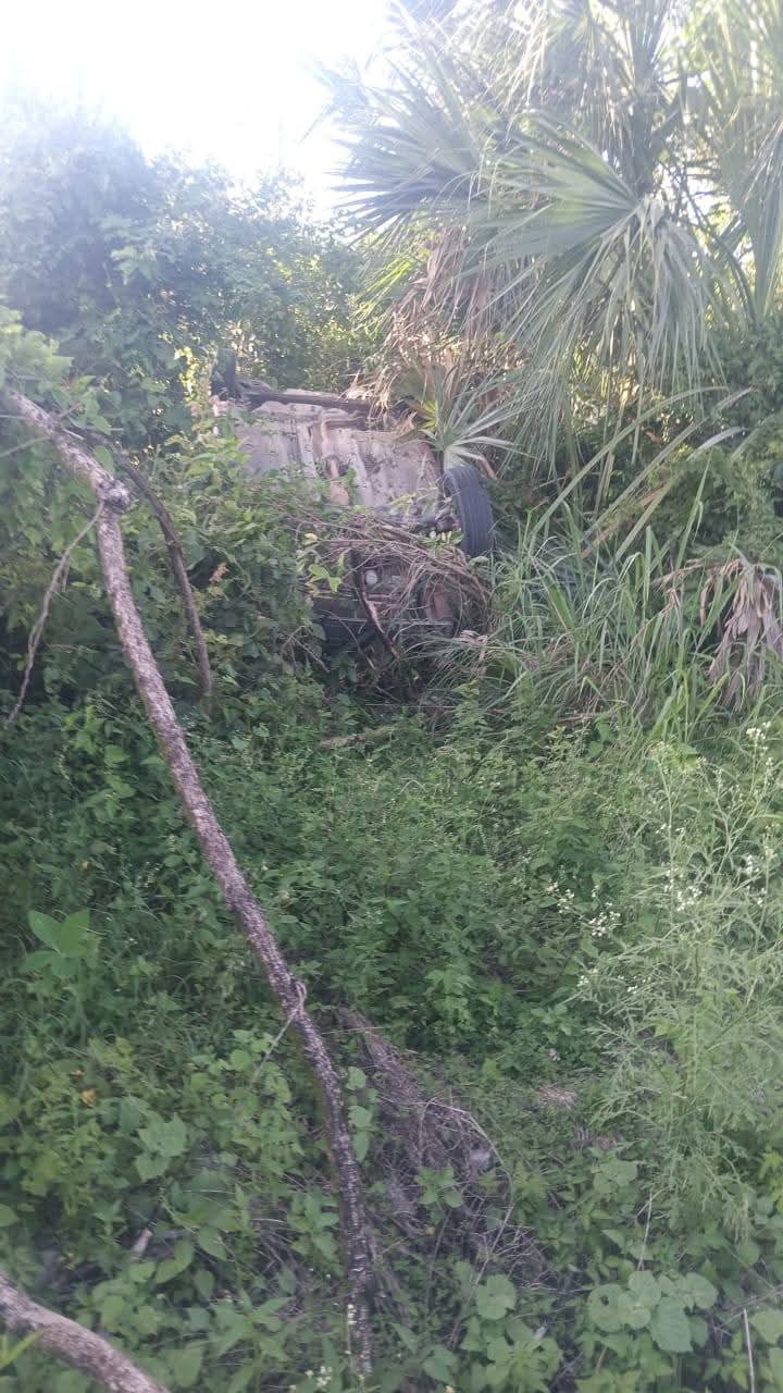 Taxi cae a un barranco en la carretera libre Valles-Rioverde; tres personas resultan lesionadas