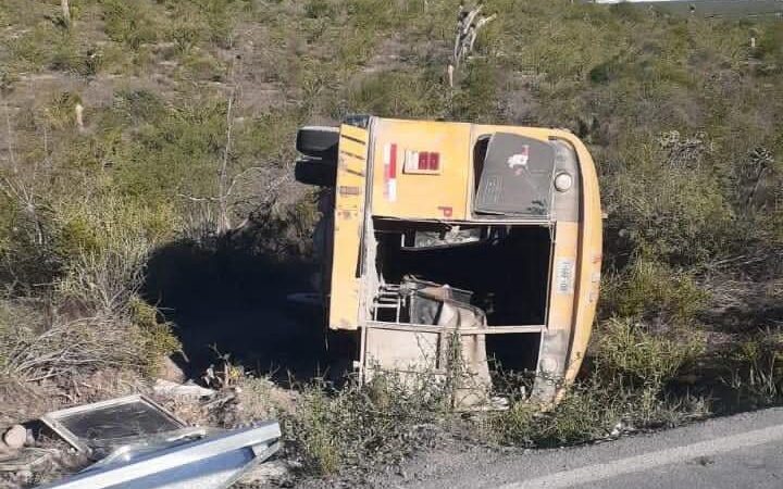 Autobús se voltea en Palomas!!!