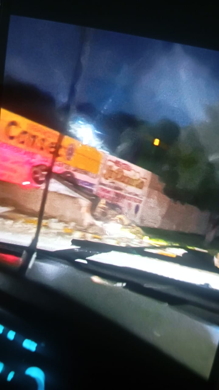 Aparatoso Accidente en Cárdenas: Sedán Blanco Termina Volcado Cerca de los Terrenos de Bomberos
