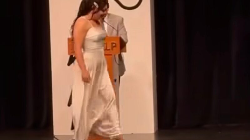 Histórico en la UASLP: Por primera vez, una estudiante recibió su carta de pasante en drag.