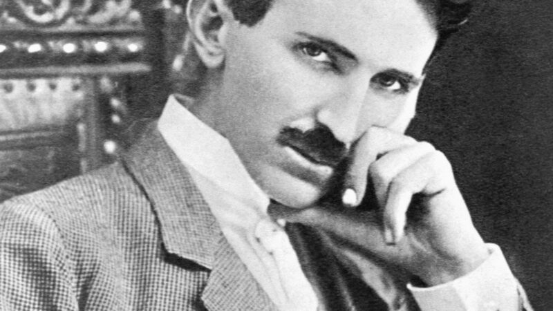 Un Legado Lumínico: Celebrando el 169º Aniversario del Nacimiento de Nikola Tesla, el Hombre que Iluminó el Mundo”