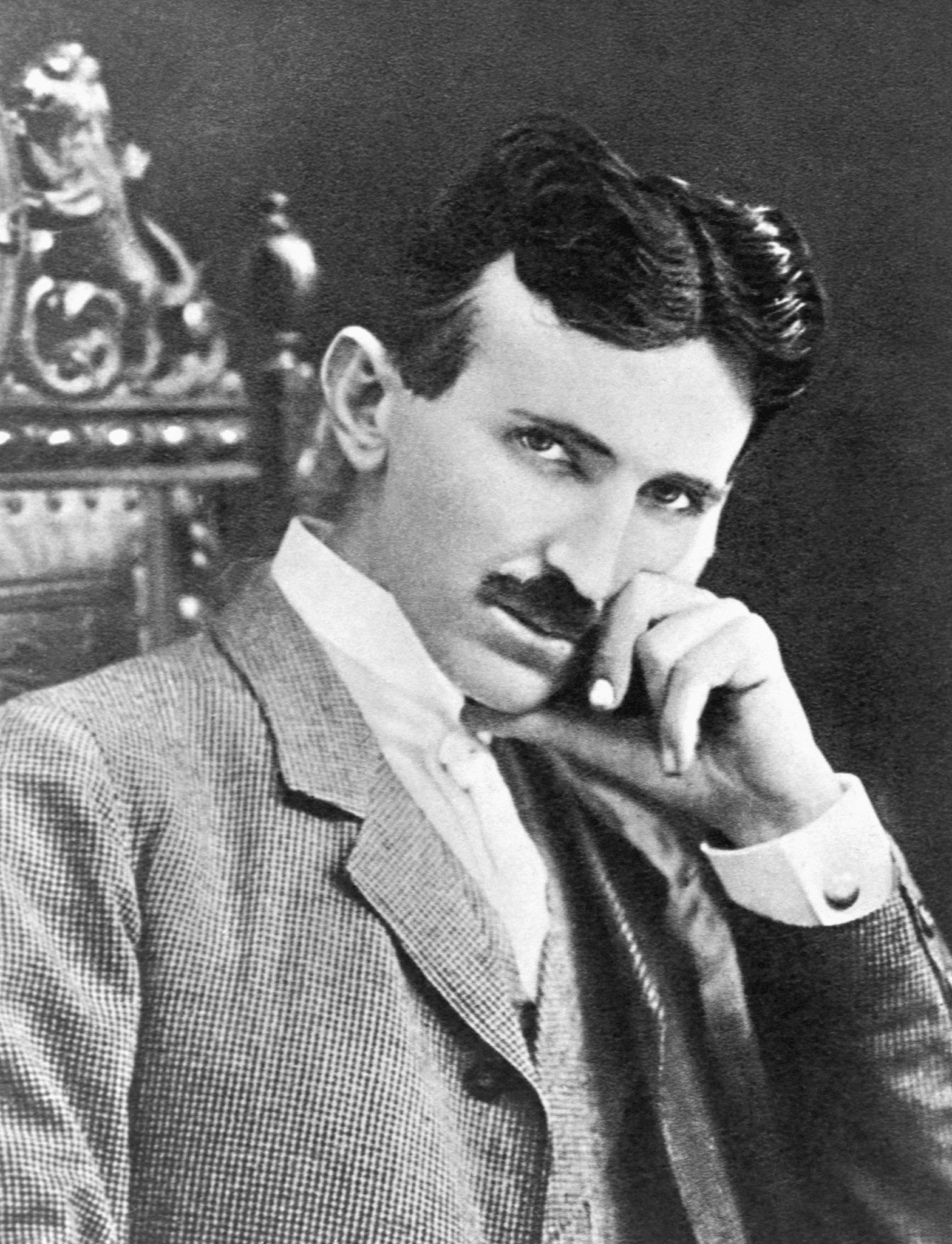 Un Legado Lumínico: Celebrando el 169º Aniversario del Nacimiento de Nikola Tesla, el Hombre que Iluminó el Mundo”