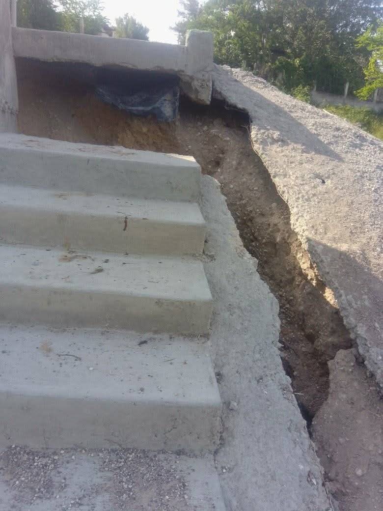 AUN NO INAUGURAN LA OBRA Y ESCALONES DE CALLE CALICHAL, YA SE HUNDIERON; EN RAYÓN