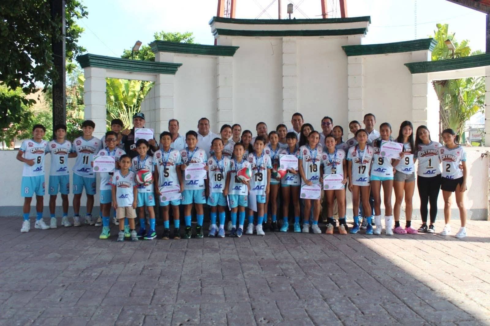 ✅️EL GOBIERNO MUNICIPAL DE TAMUÍN ENTREGA RECONOCIMIENTOS A CAMPEONAS NACIONALES DE VOLEIBOL🏐