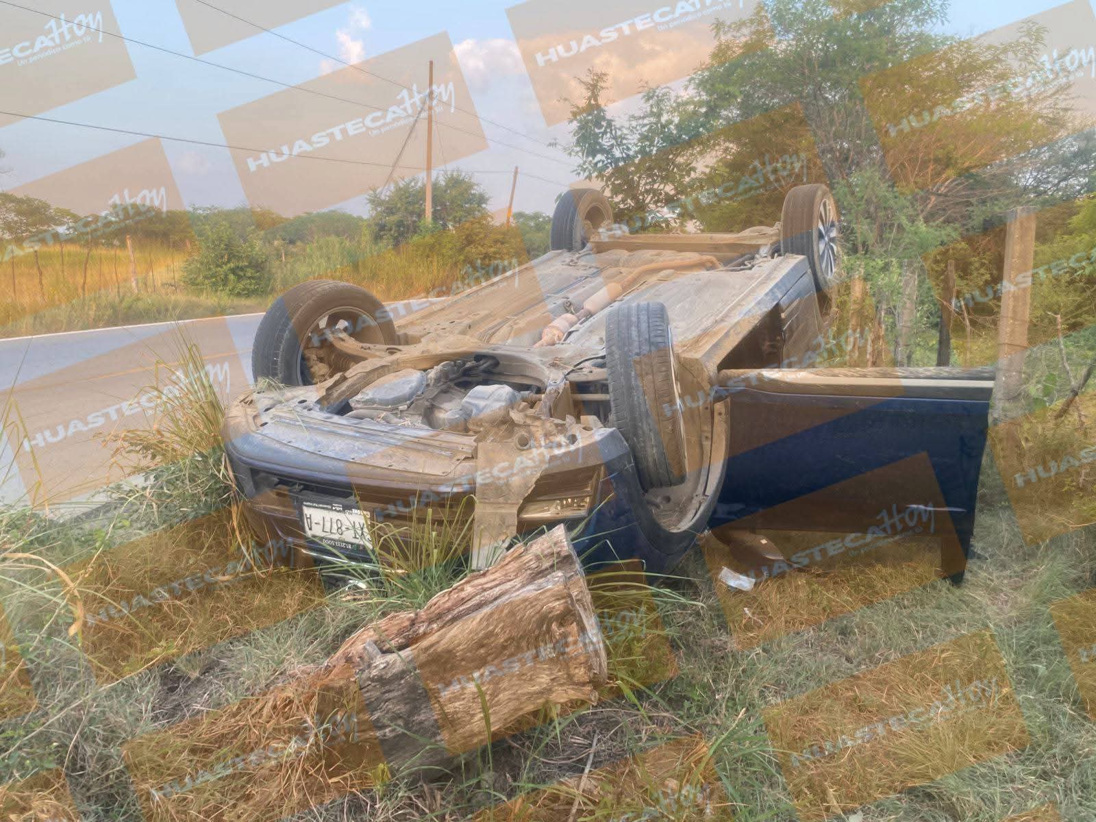 Vuelca camioneta en la carretera Valles-Naranjo; el conductor resulta lesionado