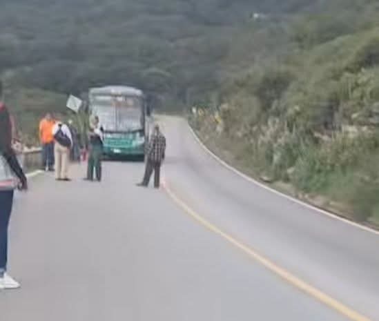 ¡Por Poco! Autobús de la Línea Vencedor Casi se Incendia en la Carretera Ríoverde-SLP