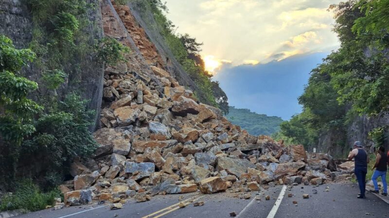#Tamasopo | 🛑Cerrada la autopista Valles – San Luis Potosí por desgajamiento de cerro⛰️