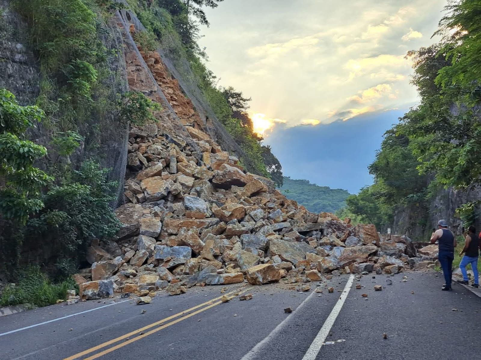 #Tamasopo | 🛑Cerrada la autopista Valles – San Luis Potosí por desgajamiento de cerro⛰️