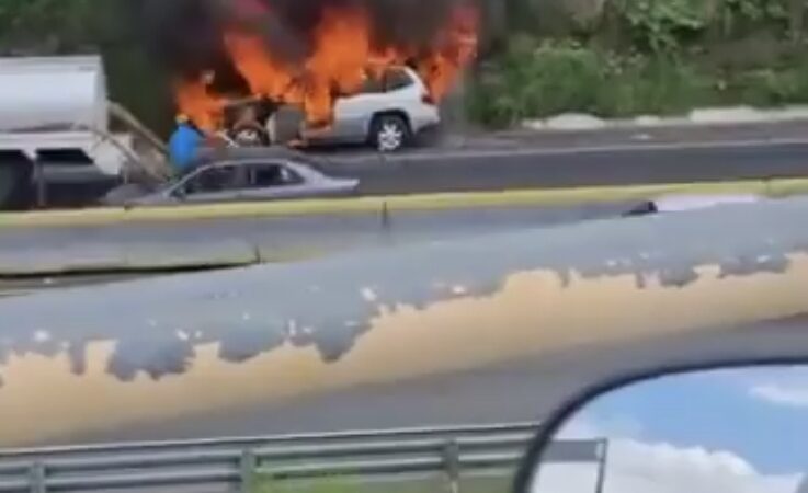 Pipa Apaga Auto Incendiado.