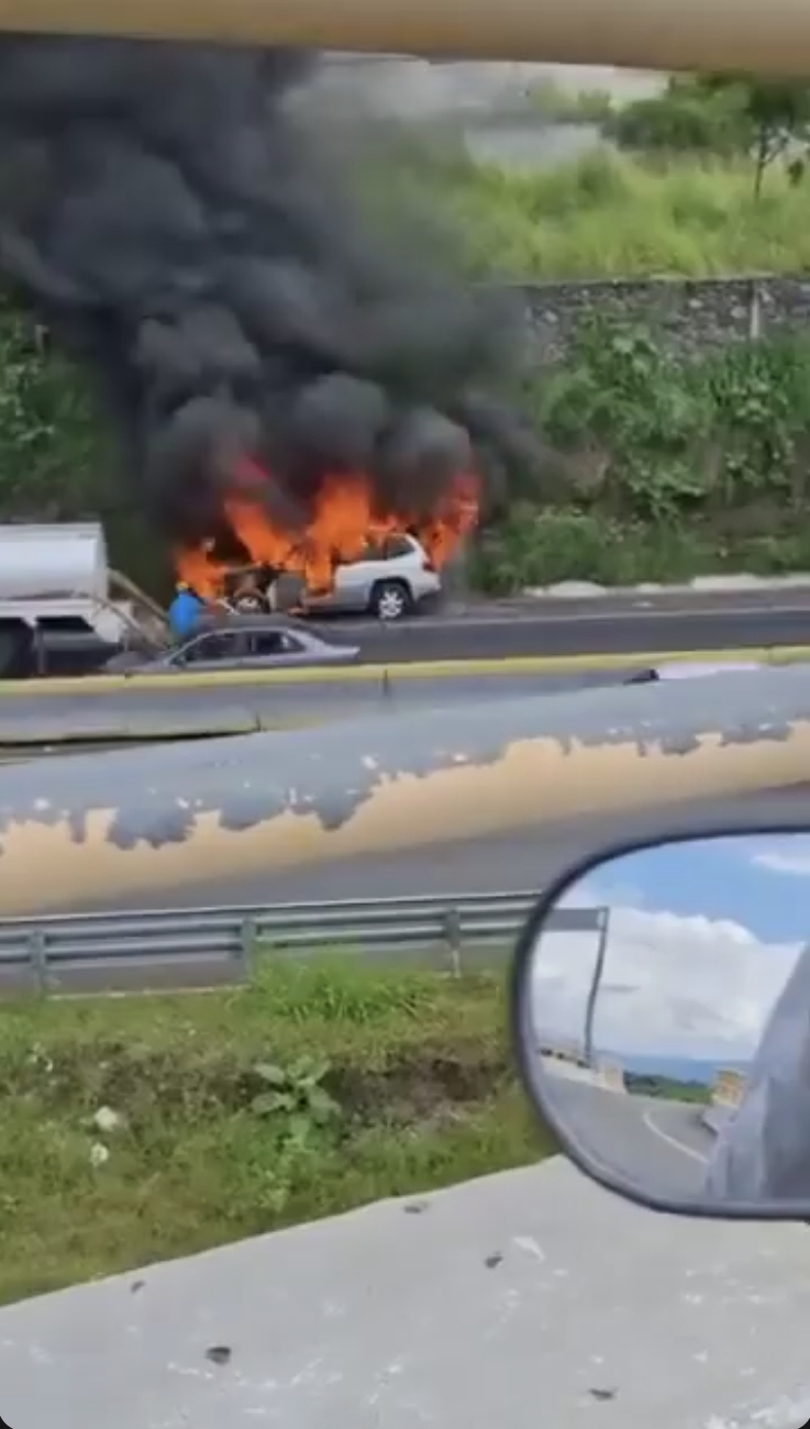 Pipa Apaga Auto Incendiado.