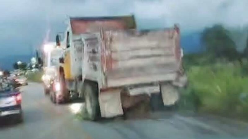 VOLCÓ CAMIÓN DE VOLTEO EN CARERERA A RAYÓN