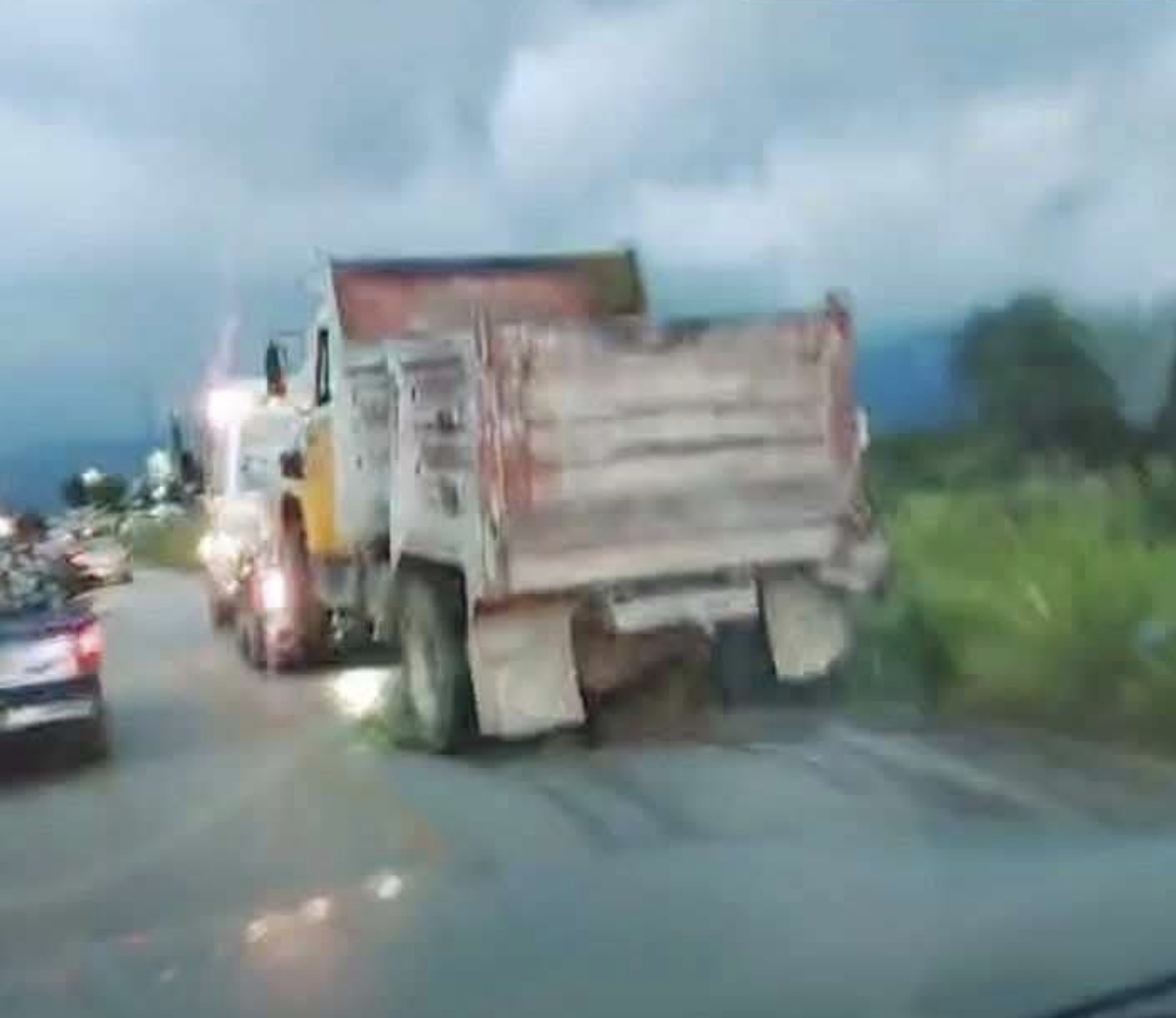 VOLCÓ CAMIÓN DE VOLTEO EN CARERERA A RAYÓN