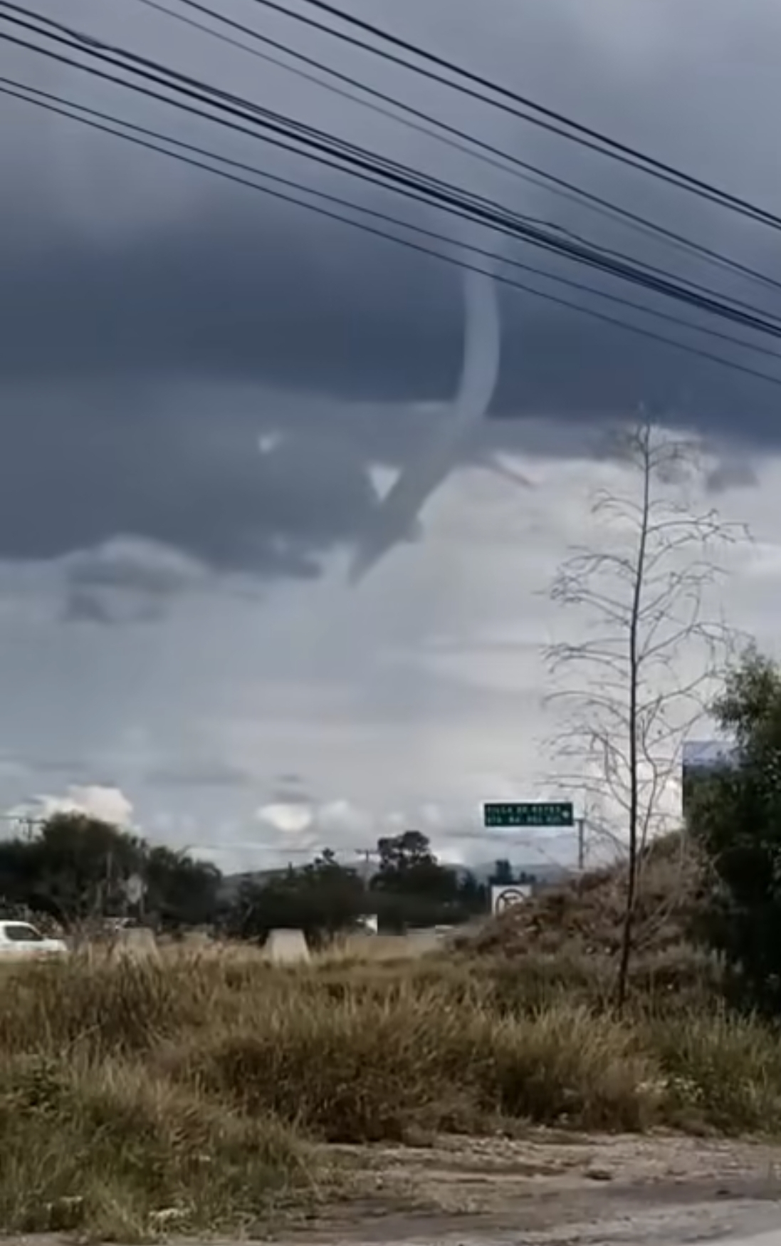 Se forma Tornado en la capital potosina, por el rumbo de la Delegación de La  Pila.