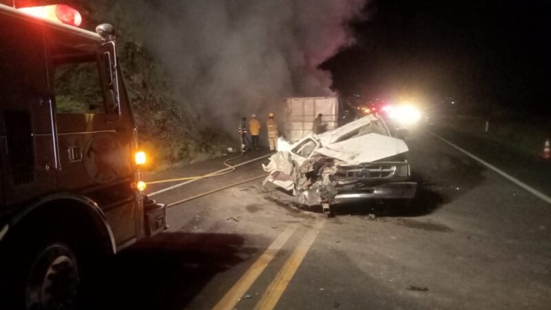TRAGEDIA EN LAS CUESTAS DEL TIGRE: CHOQUE FRONTAL ENTRE TRÁILER Y CAMIONETA DEJA DOS MUERTOS EN RAYÓN, S.L.P.