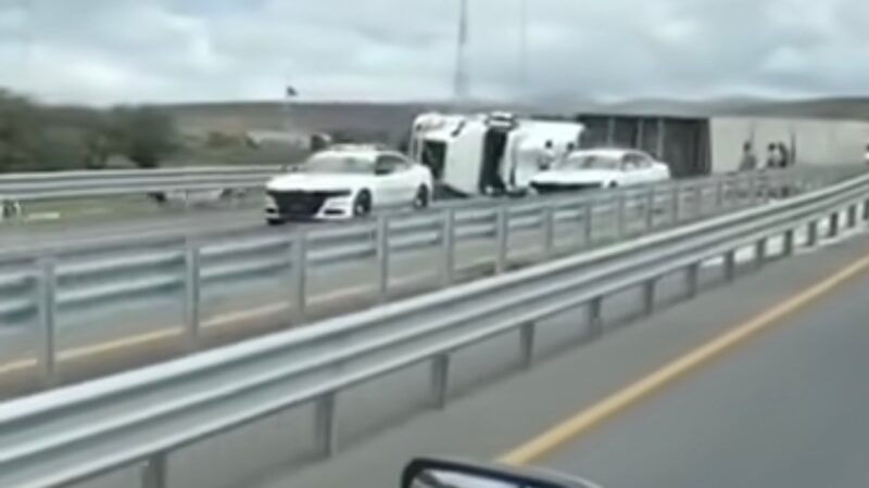 🚨 ¡ÚLTIMA HORA! Vuelca Tráiler en Carretera Matehuala – SLP 🚨