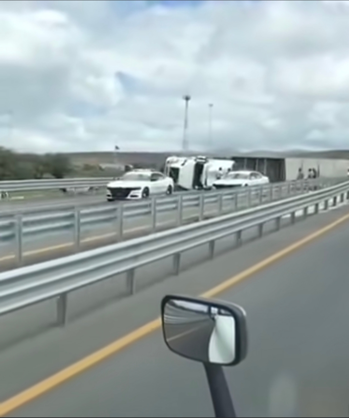 🚨 ¡ÚLTIMA HORA! Vuelca Tráiler en Carretera Matehuala – SLP 🚨