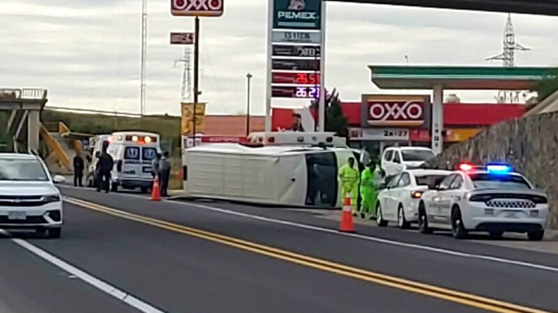🚨 Fuerte Accidente en la Carretera Federal 70: Choque y Vuelco Cerca del Cerrito de la Cruz