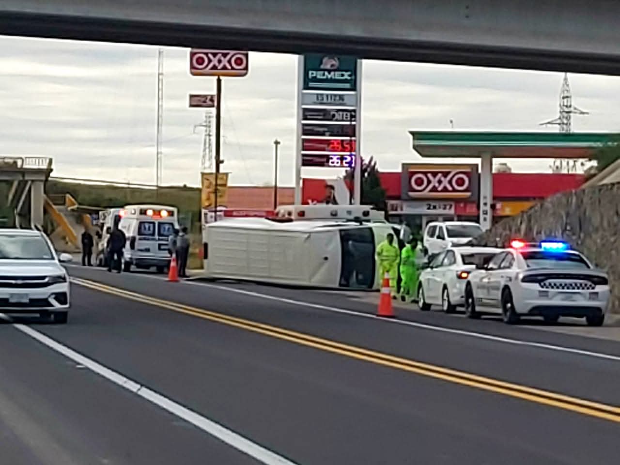 🚨 Fuerte Accidente en la Carretera Federal 70: Choque y Vuelco Cerca del Cerrito de la Cruz