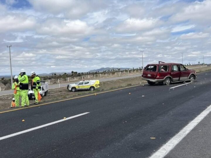 🚨🕊️ #SLP | TRAGEDIA EN CARRETERA: MUEREN TRES MENORES POTOSINOS EN VOLCADURA 😢💔