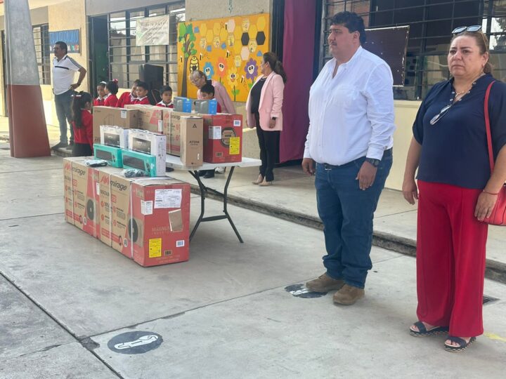 Impulsa Gobierno Municipal de Cárdenas la Educación con Equipamiento Tecnológico y Climatización