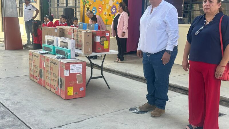 Impulsa Gobierno Municipal de Cárdenas la Educación con Equipamiento Tecnológico y Climatización
